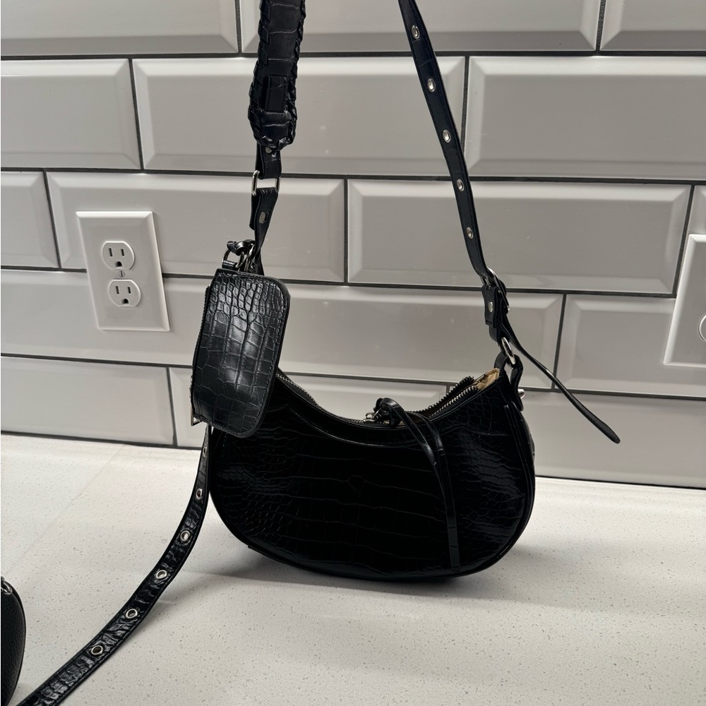 Chic Black Croc-Embossed Shoulder Bag